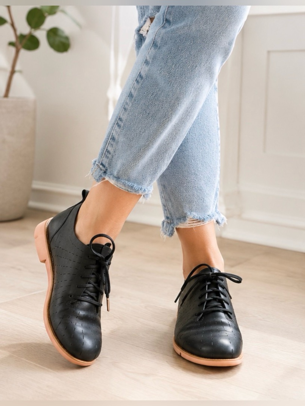 Clarks Trigenic Black Leather Oxfords with Tan Peach Sole | Women's 7.5